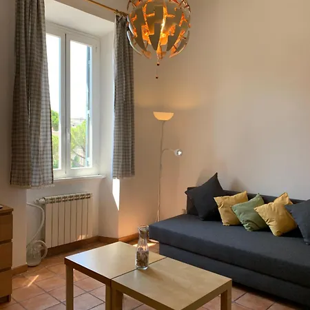 Flat Nearby Vaticano - Caracciolo 4 דירה *